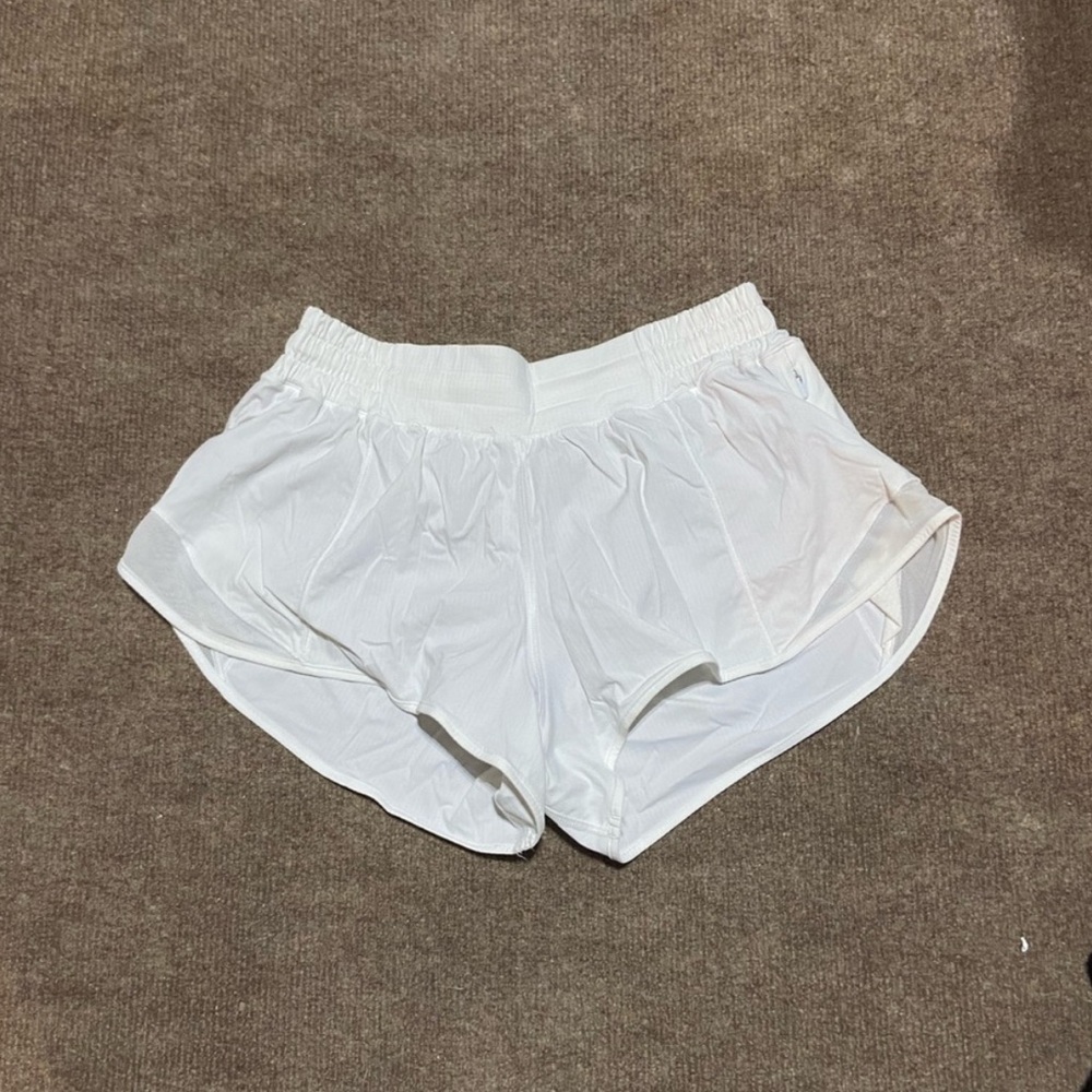 Lululemon 2.5 Hotty hot shorts white 6